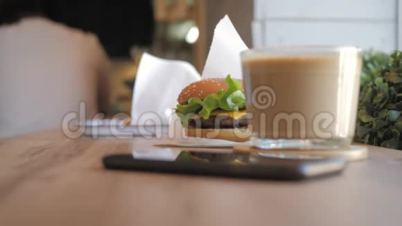 咖啡馆桌子上的汉堡包概念快餐视频的预览图
