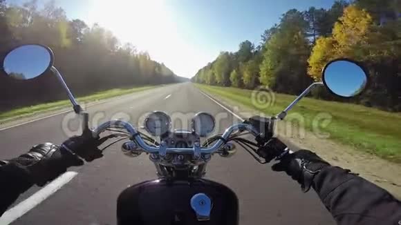 在美丽的道路上骑着神奇的摩托车朝朝阳行驶经典巡洋舰永远视频的预览图