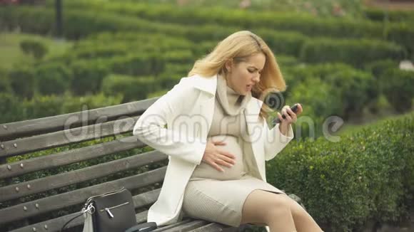 孕妇打医院电话腹痛产前护理视频的预览图