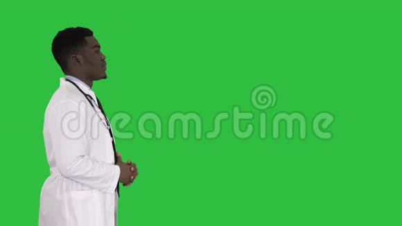 熟悉医生与病人在绿色屏幕Chroma键视频的预览图