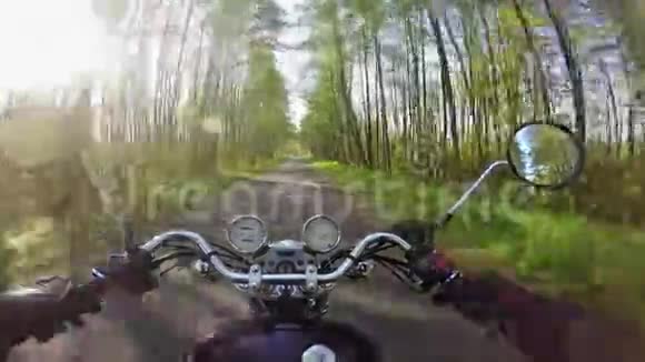 神奇的摩托车骑在美丽的森林道路上朝朝阳行驶经典巡洋舰永远视频的预览图