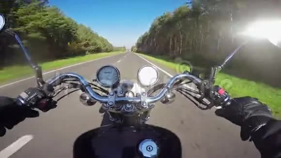 早上骑快摩托车在美丽的路上经典巡洋舰永远视频的预览图