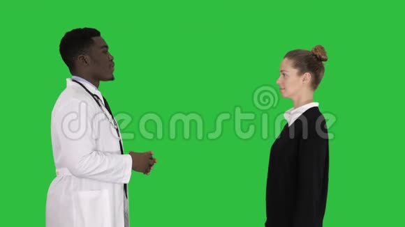 医生告诉病人好消息病人离开绿色屏幕彩色键视频的预览图