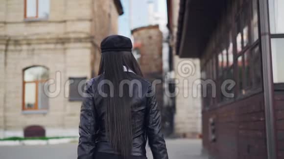 快乐亚洲女孩拿着购物袋从商店走回家然后转身看的慢镜头肖像视频的预览图