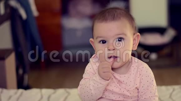 女婴手指吮吸口室内粉色床儿童出牙问题的发展视频的预览图