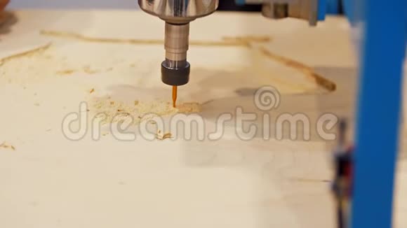 自动铣切木机视频的预览图