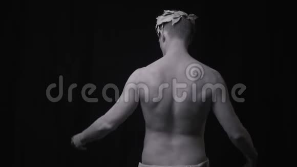 穿着白色油漆的人背着黑色背景摆姿势视频的预览图