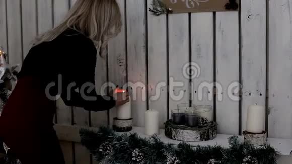 一位女士点燃蜡烛寒假的温暖和氛围圣诞装饰圣诞节及新年快乐视频的预览图