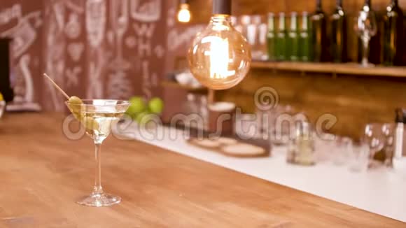 一杯马提尼酒放在空荡荡的餐厅内的吧台上视频的预览图