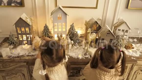 圣诞和新年玩具和装饰品给漂亮的女孩带来快乐视频的预览图