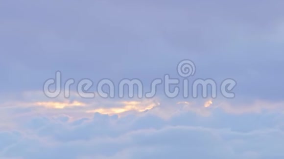 飞行穿过白色蓬松的云从飞机上看超高清视频的预览图