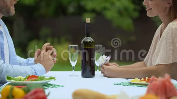 恋爱中的男人把酒倒在酒杯里和灵魂伴侣一起品尝完美的约会视频的预览图