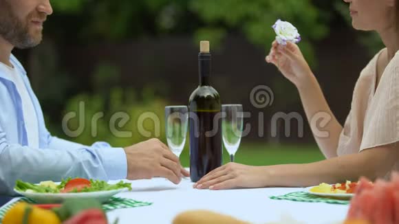 中年男子与女子牵手共进浪漫晚餐的爱情告白视频的预览图