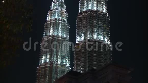 马来西亚吉隆坡马石油双子塔夜景视频的预览图