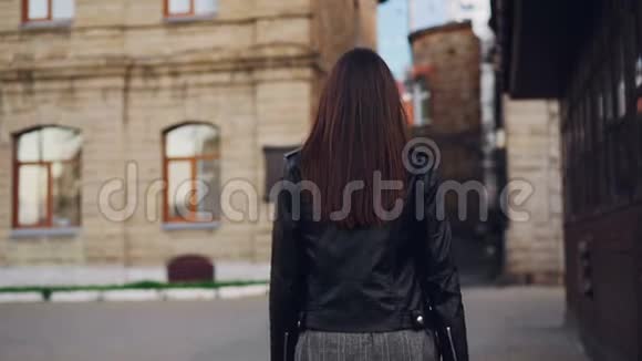 美女购物狂转镜头微笑着走在街上的慢镜头视频的预览图