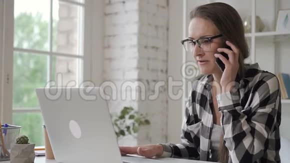 女企业主远程呼叫投资支持服务售货员视频的预览图