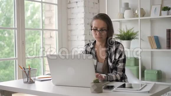 女企业主在现代办公室投资笔记本电脑售货员视频的预览图