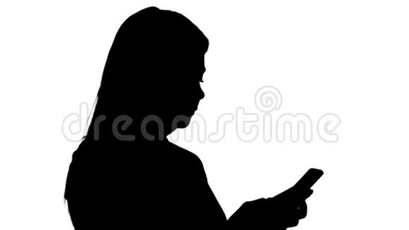 在智能手机上发送信息的快乐年轻女人的肖像视频的预览图