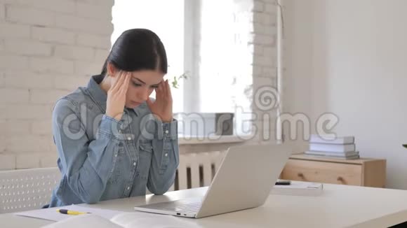 有头痛的小女孩在做手提电脑视频的预览图