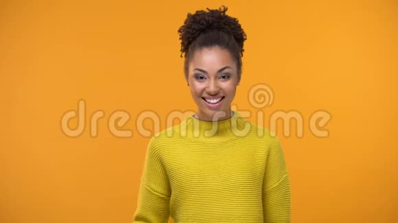 微笑的非裔美国女士向镜头展示一束欧元高薪工作视频的预览图
