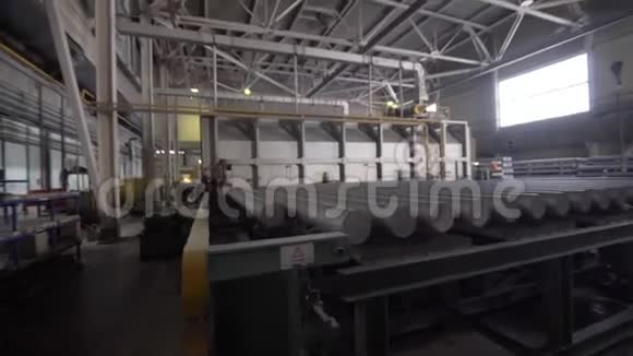 现代工厂铝挤压生产线生产复杂轻质挤压铝金属视频的预览图