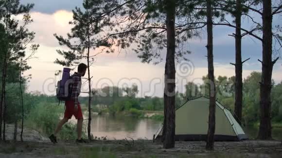 单身露营者举起手臂享受自由自然爱好者游客后景视频的预览图