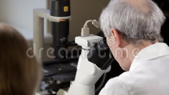 科学家在实验室里看显微镜视频的预览图