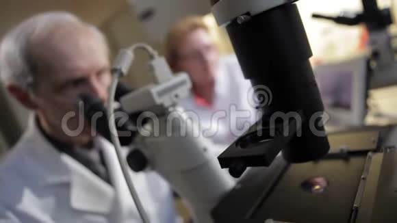 科学家在实验室里看显微镜视频的预览图