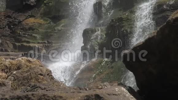 图片瀑布环绕着棕色的岩石悬崖视频的预览图