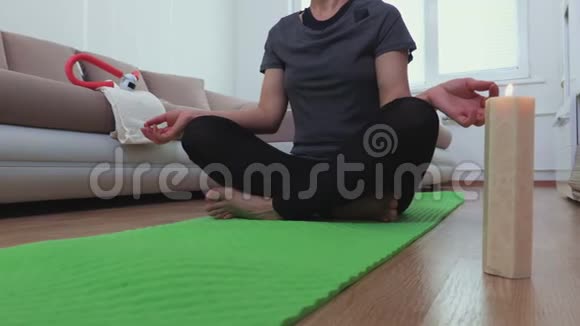 年轻迷人的女人放松和练习瑜伽视频的预览图