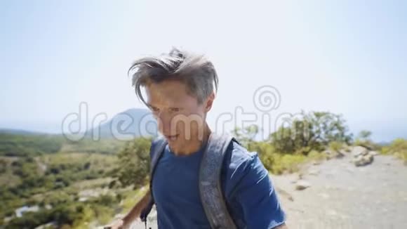 特写广角慢动作自拍青年男子小径跑步者在山岭奔跑在夏日视频的预览图