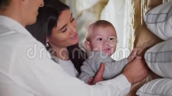 一家人在购物一个小婴儿触摸被褥的例子视频的预览图