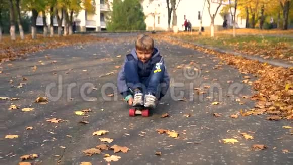 坐着玩滑板的男孩视频的预览图
