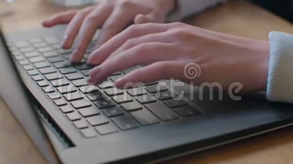 手在电脑键盘上打字移动相机商务人员在办公室工作在笔记本电脑上视频的预览图