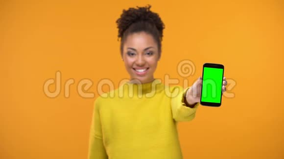 非洲裔美国女士展示智能手机和一串欧元汇款视频的预览图
