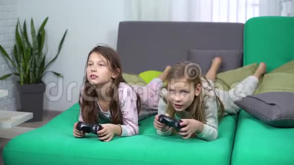 小游戏玩家在家玩游戏垫视频的预览图
