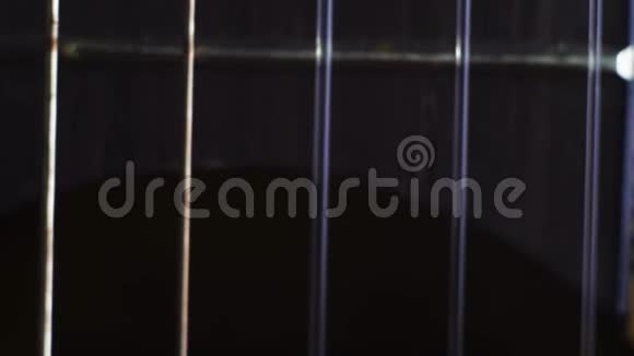 近距离拍摄吉他弦乐视频的预览图