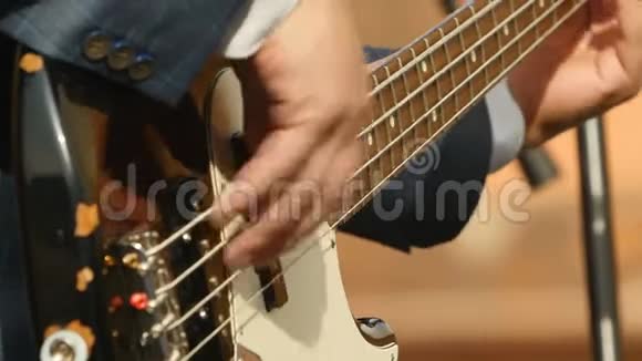 音乐家手弹低音吉他视频的预览图