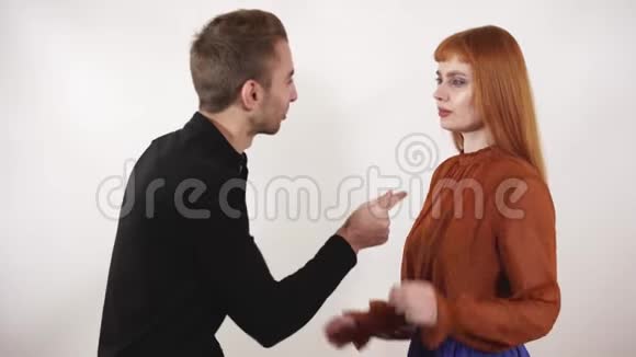 咄咄逼人的男人抓住女人的头发对女孩大喊大叫留着红色长发的女人试图保护自己视频的预览图