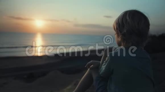 孩子们欣赏岸边美丽的日落视频的预览图