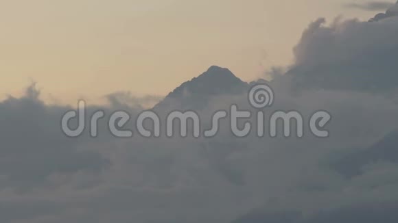 山脉剪影日落风景如画的黎明阳光野生自然景观绚丽的金色天空云彩视频的预览图