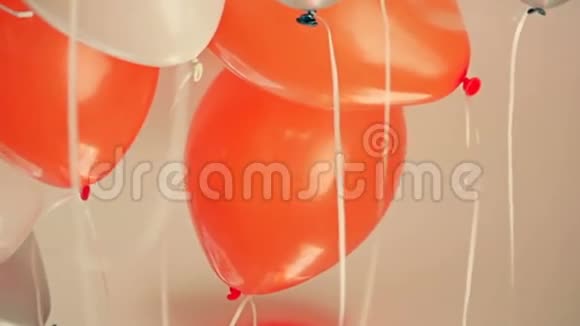 在孩子们的生日聚会上近距离观看明亮的橙色银色和白色气球里面装满了氦气视频的预览图