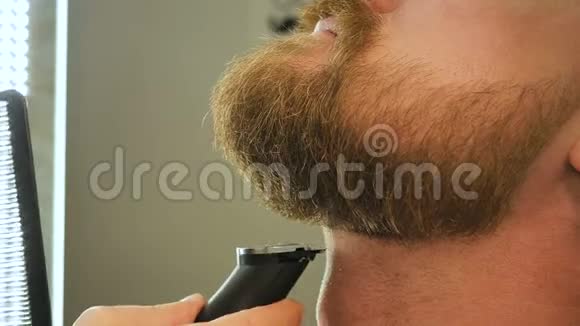 用电动剃须刀修剪的男性胡须胡须边缘理发店男性美容院视频的预览图
