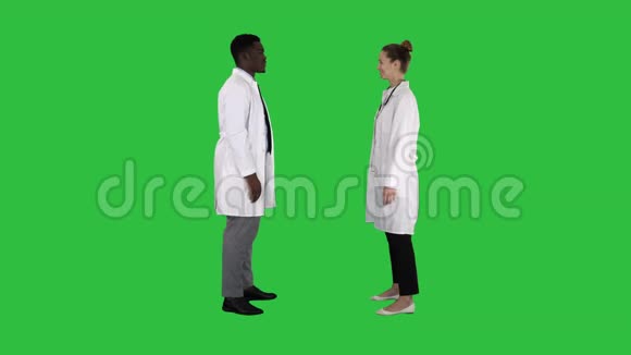 成功的外科医生团队给予高五和笑隔离在白色背景上的绿色屏幕Chroma键视频的预览图