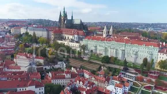 飞越布拉格的老城区俯瞰圣维特圆形大厅和古老的皇宫视频的预览图