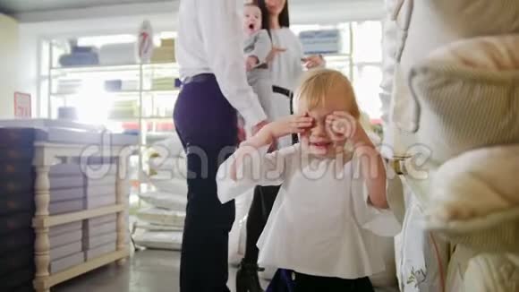 一家人在购物小女孩用手闭上眼睛视频的预览图