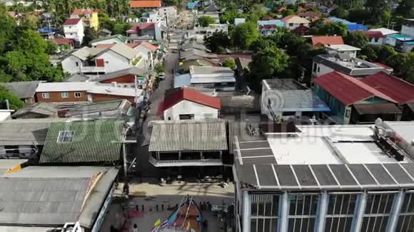 海滨的渔夫村高三梅岛上典型的旅游景点带纪念品商店和步行视频的预览图