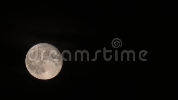 时间流逝的月亮在夏天的傍晚升起视频的预览图