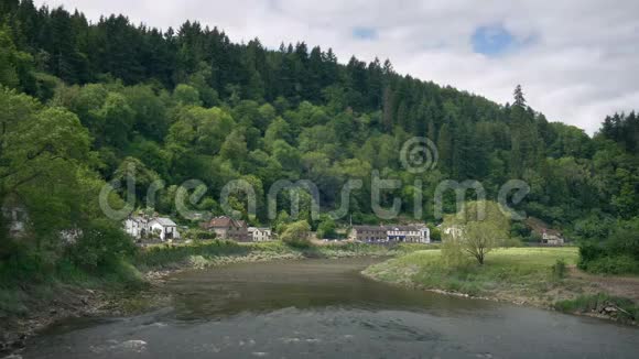 河滨小镇夏季景观视频的预览图