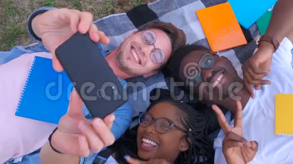 快乐的多种族朋友群用手机自拍年轻人沉迷于智能手机视频的预览图